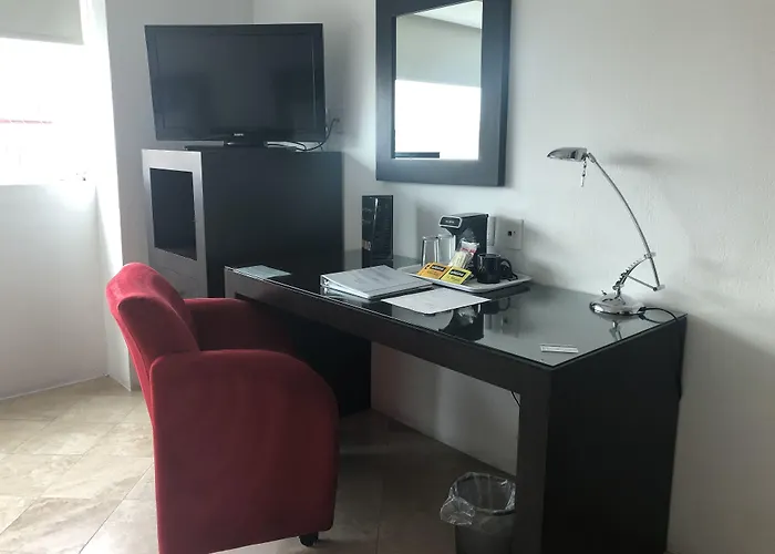 We Aeropuerto Hotel 4*