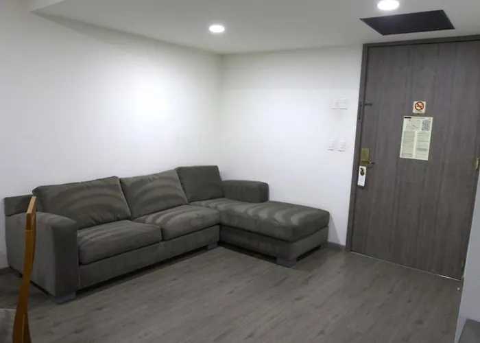 We Aeropuerto Hotel 4*